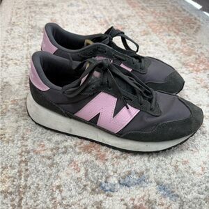 New Balance Women's Black and Pink Sneakers